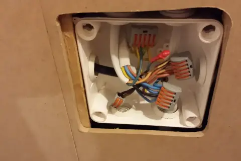 Jak rozdzielić kabel elektryczny na dwa: połączenie przewodów w puszce instalacyjnej za pomocą złączek.