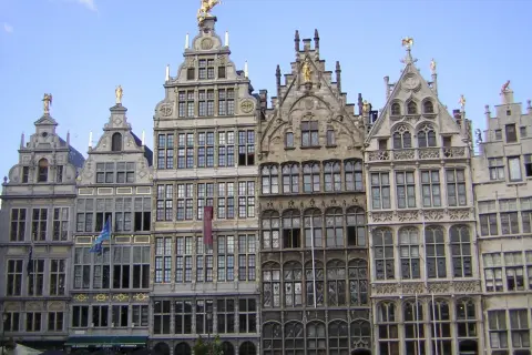 Antwerpia, budynki z bogatymi zdobieniami, złote rzeźby na dachach. Czy to manieryzm co to? Architektura pełna detali.