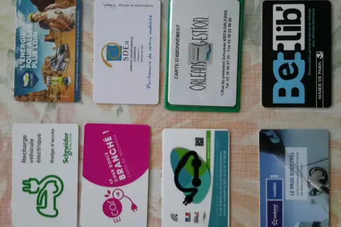 Plusieurs cartes pour recharger voiture électrique : SDE 28, Orleans Gestion, BeLib, Schneider Electric, Ecar, SIEIL, Sodetrel.