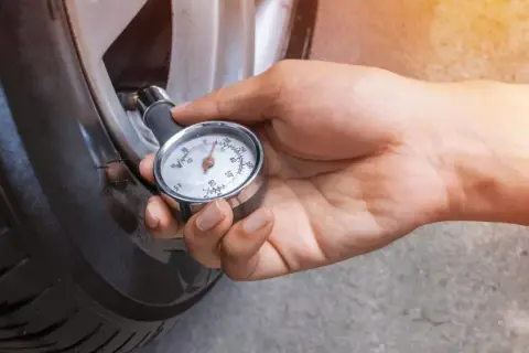 Jakie ciśnienie w oponach zimowych 205/55 R16? Uniknij błędów i zwiększ bezpieczeństwo!