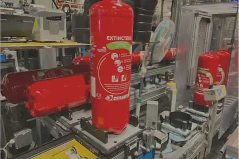 Extincteurs rouges en production, conformes à la réglementation extincteur poids lourds. Ils sont prêts pour la sécurité des véhicules.