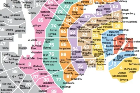 Mapa stacji metra w Kopenhadze z zaznaczonymi strefami i numerami linii.
