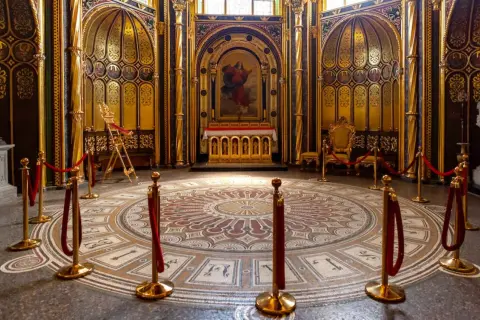 Wnętrze bazyliki archikatedralnej świętych apostołów Piotra i Pawła w Poznaniu. Złote zdobienia, ołtarz i tron.