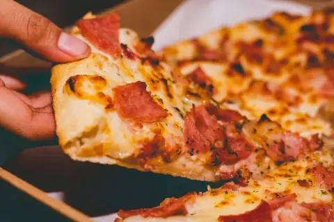 Dlaczego pizza jest niezdrowa? Analiza składników i wpływ na zdrowie