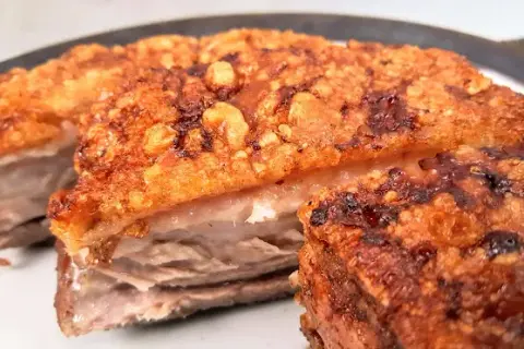 Poitrine de porc grillée : le secret d'une chair fondante, couenne croustillante