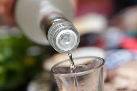 Czy wódka pomaga na przeziębienie? Prawda o alkoholu i zdrowiu