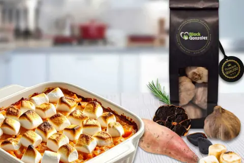 Süßkartoffelauflauf mit Marshmallows und schwarzem Knoblauch. Entdecken Sie neue schwarzer Knoblauch Rezepte!