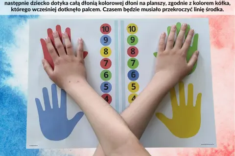Dziecko dotyka dłonią kolorowych śladów na planszy, dopasowując je do cyfr. To ciekawe rysunki z kropek, które pomagają w nauce.