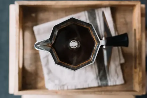 Caffettiera nuova cosa fare: caffè fumante pronto per essere gustato.