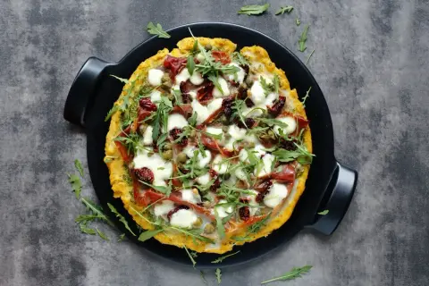 Pizza Giuseppe: kuszenie smakami! Zobaczcie tę pyszną pizzę z rukolą, suszonymi pomidorami i mozzarellą.