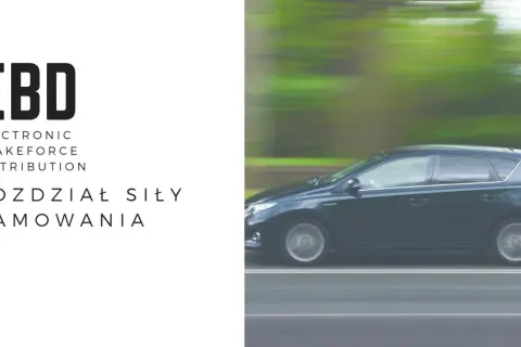 EBD - elektroniczny rozdział siły hamowania. Ciemny samochód w ruchu, z rozmytym tłem.