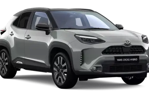 Srebrny Toyota Yaris Cross Hybrid 2025 z czarnym dachem, nowoczesnymi światłami LED i masywnymi zderzakami.