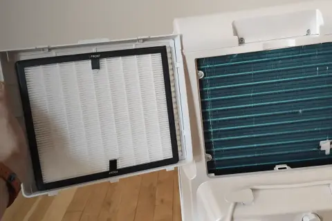 Wymiana filtra w klimatyzacji bez jednostki zewnętrznej. Widoczny filtr powietrza i jego miejsce montażu.