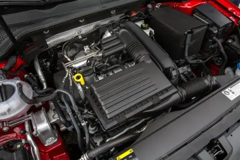Silnik 1.4 TSI EA211. Widoczny czarny filtr powietrza i żółta miarka oleju.