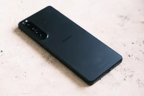 Czarne plecki telefonu Sony Xperia XZ4 z modułem aparatów Zeiss.