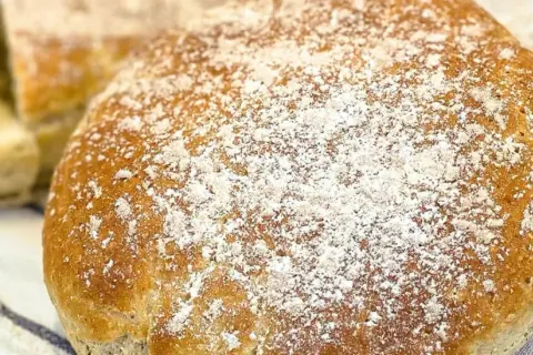Nybakade, glutenfria scones pudrade med mjöl. Perfekta för en mysig fika.