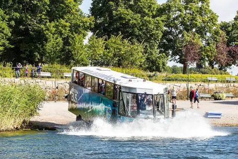 Ocean Bus i Stockholm kör ner i vattnet. Många glada passagerare ombord. Läs recensioner för en oförglömlig upplevelse!