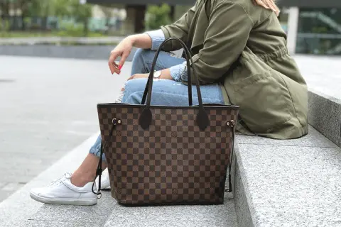 Ile kosztuje torebka Louis Vuitton Neverfull? Ceny, które zaskakują