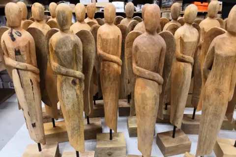 Holzengel Skulptur kaufen: Stile, Holzarten & Pflege-Tipps