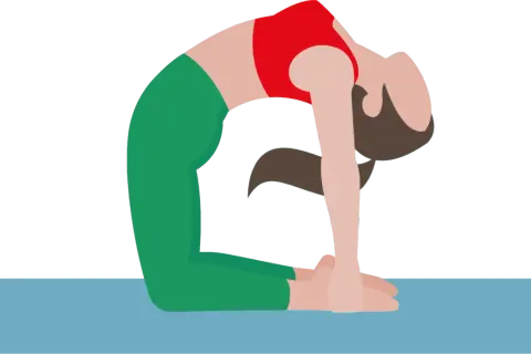Frau in grüner Hose und rotem Oberteil in der Kamelpose, eine Übung des Kundalini Yoga.