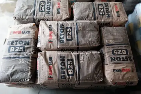 Worki z betonem B25. Zastanawiasz się, ile cementu na kubik betonu? Ta gotowa mieszanka ułatwia pracę.