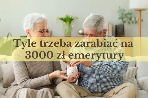 Uśmiechnięta para seniorów wkłada monetę do świnki skarbonki. Tekst: "Tyle trzeba zarabiać na 3000 zł emerytury".