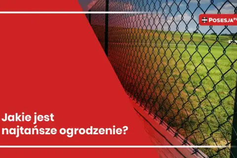 Siatka ogrodzeniowa na tle zielonej łąki i nieba.