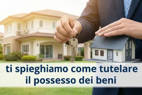 Mano con chiavi e modello di casa, per impedire accesso comproprietario. Proteggi il tuo possesso.