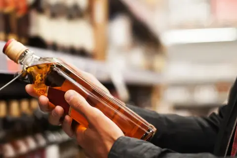 Przewóz alkoholu Włochy-Polska: Jak uniknąć problemów na lotnisku?