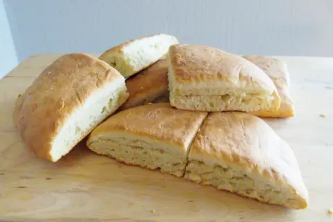 En hög med gyllene scones med jäst, perfekt för fika.