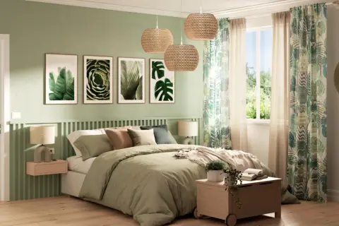 Camera da letto fai da te con pareti verdi, quadri botanici, tende tropicali e lampade in rattan.