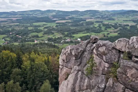 Ostra, skalista ściana góruje nad zieloną doliną z wioską. To idealne miejsce na wędrówkę, gdzie ostra mała szlak prowadzi do zapierających dech w piersiach widoków.