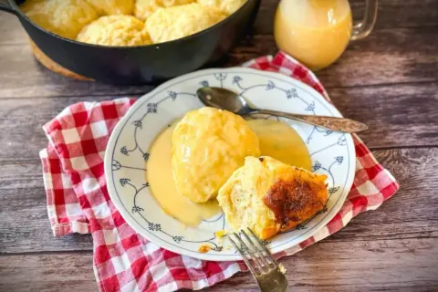 Leckere Dampfnudeln mit Vanillesauce, ein tolles Rezept für süße Momente.