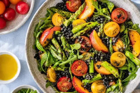 En härlig sparris sallad med linser, tomater och persika. Ett perfekt sparris recept för sommaren.