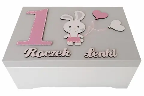 Urocza szkatułka na roczek z króliczkiem i balonikami. Idealna na pamiątkę pierwszych urodzin.