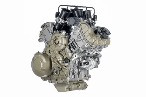 Silnik Ducati V4, potężna jednostka 4t, z widocznymi wtryskami paliwa i elementami układu chłodzenia.