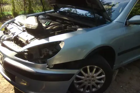 Jak wymienić żarówkę w Peugeot 206? Zobacz, jak wygląda demontaż reflektora, by dostać się do żarówki.