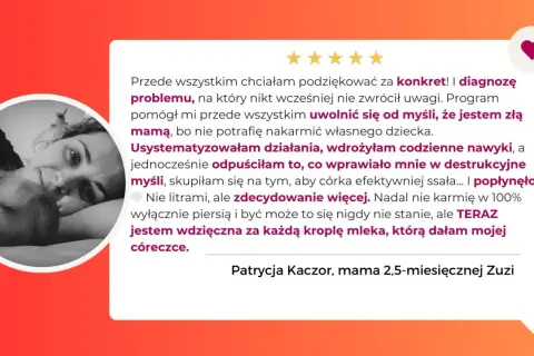 Czarno-białe zdjęcie matki z dzieckiem na rękach, uśmiechniętej.