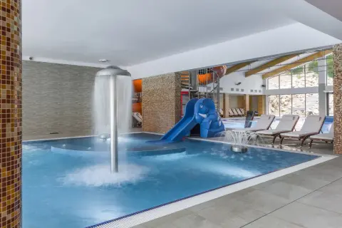 Basen z atrakcjami: zjeżdżalnia w kształcie słonia, wodospad i leżaki. Idealne miejsce na rodzinny wypoczynek, zgodnie z pozytywnymi **blue mountain resort opinie**.