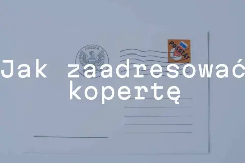 Jak zaadresować kopertę? Na białej kopercie z polskim znaczkiem pocztowym widnieje napis "Jak zaadresować kopertę".