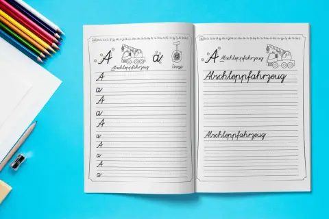 Übungsheft für die vereinfachte schulausgangsschrift mit dem Wort "Abschleppfahrzeug" und dem Buchstaben "A".