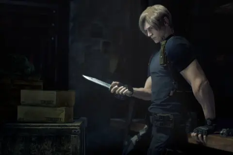 Leon S. Kennedy z Resident Evil 4 Remake, gotowy do walki z wrogami. Spolszczenie gry poprawia immersję.