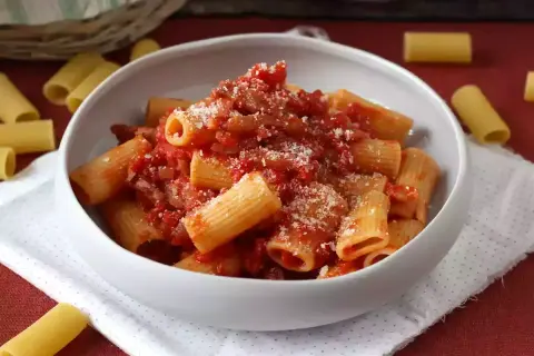 Herzhafte Pasta Amatriciana in einer Schüssel, garniert mit geriebenem Käse.