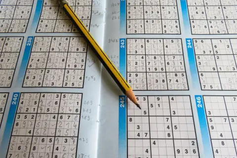 Plansze z liczbami do rozwiązania sudoku i ołówkiem.
