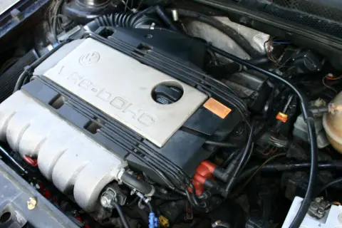 Silnik VR6-DOHC z widocznym filtrem powietrza i zbiorniczkiem płynu chłodniczego.