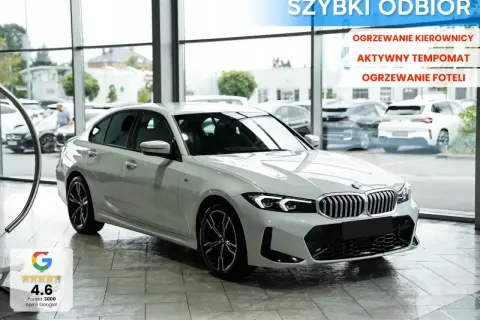 Białe BMW 318i z podgrzewaną kierownicą i fotelami, aktywnym tempomatem, gotowe do szybkiego odbioru.