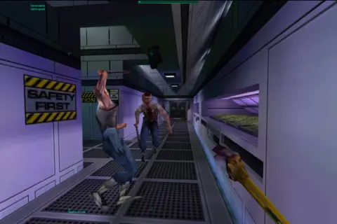 Gracz walczy z zombie w korytarzu stacji kosmicznej. To klasyczny przykład gry typu immersive sim, gdzie liczy się strategia i otoczenie.
