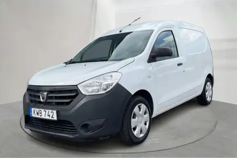Vit Dacia Dokker skåpbil, registreringsskylt KWB 742. Kanske ett litet dacia dokker problem med den svarta fronten?