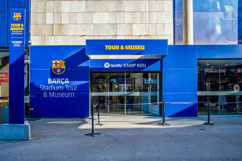 Wejście na camp nou zwiedzanie i muzeum FC Barcelony. Jasny dzień, niebieska fasada, logo klubu.
