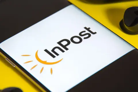 Telefon z logo InPost. Możliwość anulowania etykiety InPost na ekranie.